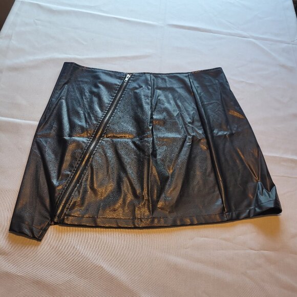 Faux Leather‎ Mini Skirt - Picture 3 of 3